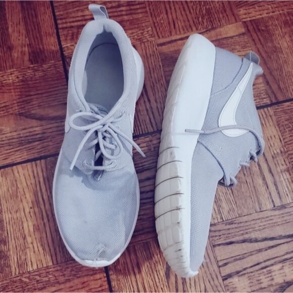 NIKE "ROSHE ONE" Wolf Grey Runners/ Sneakers - Picture 1 of 16
